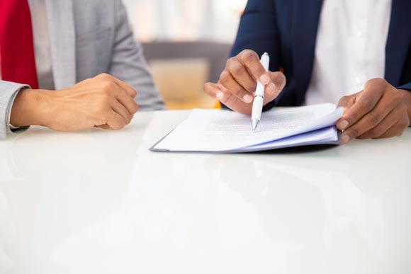 un conseiller et un client ciblent les exigences d'assainissement